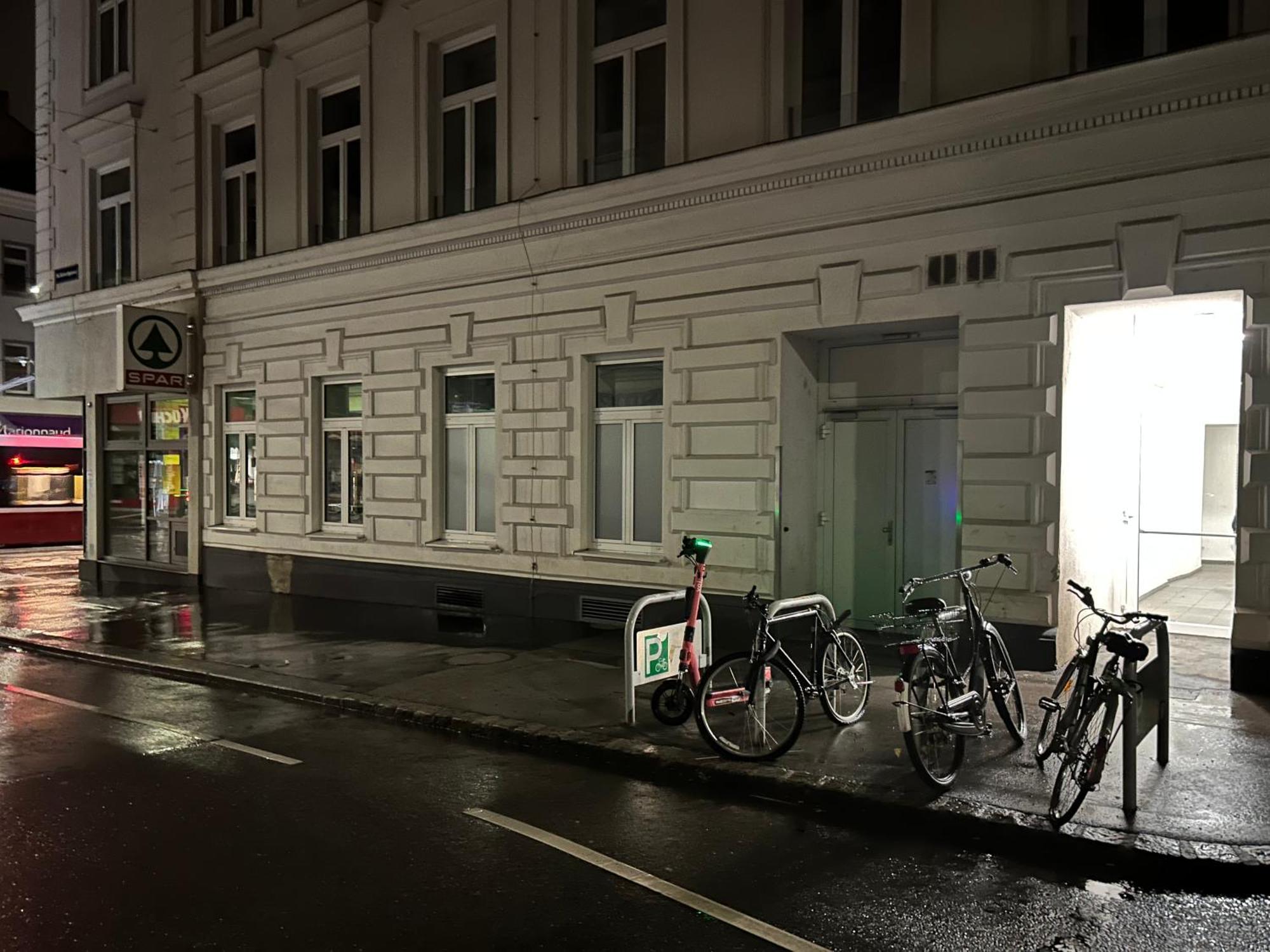 Schoene, Helle In Stadtnaehe * Viena